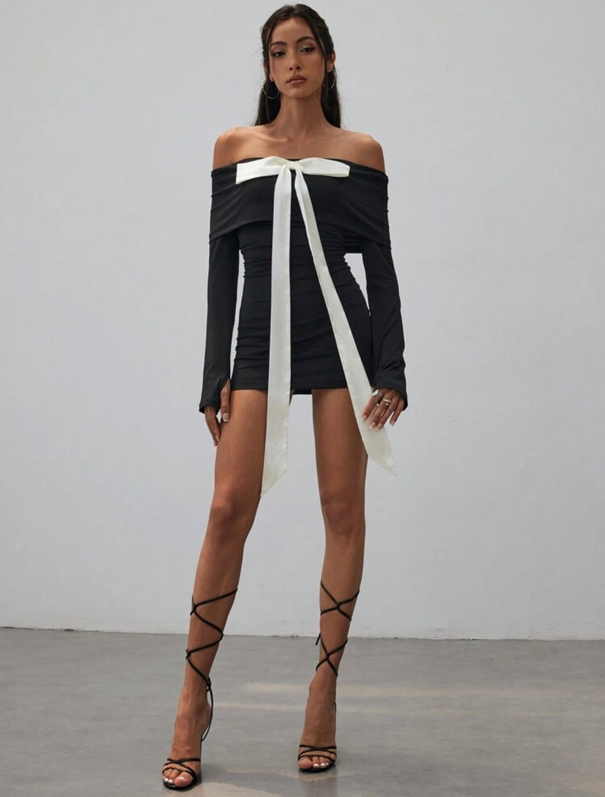🎀Vestido Negro Corto con Moño Blanco Satinado🎀
