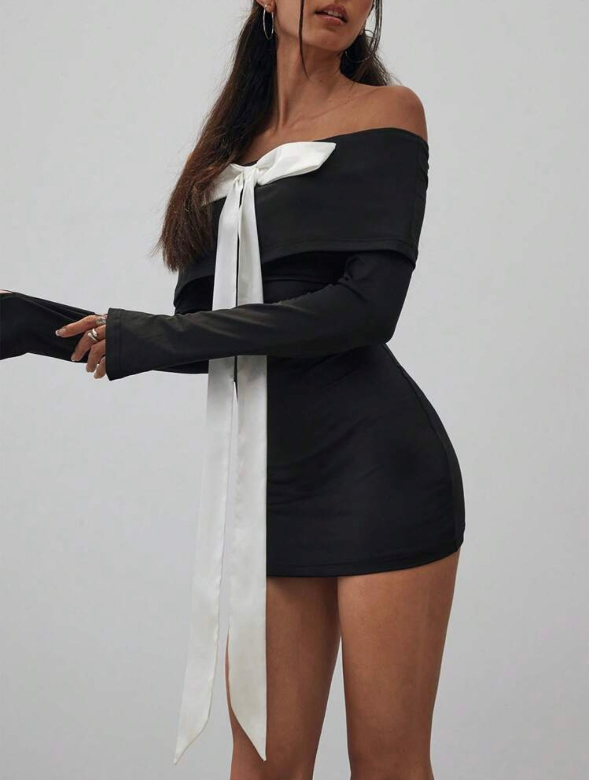 🎀Vestido Negro Corto con Moño Blanco Satinado🎀